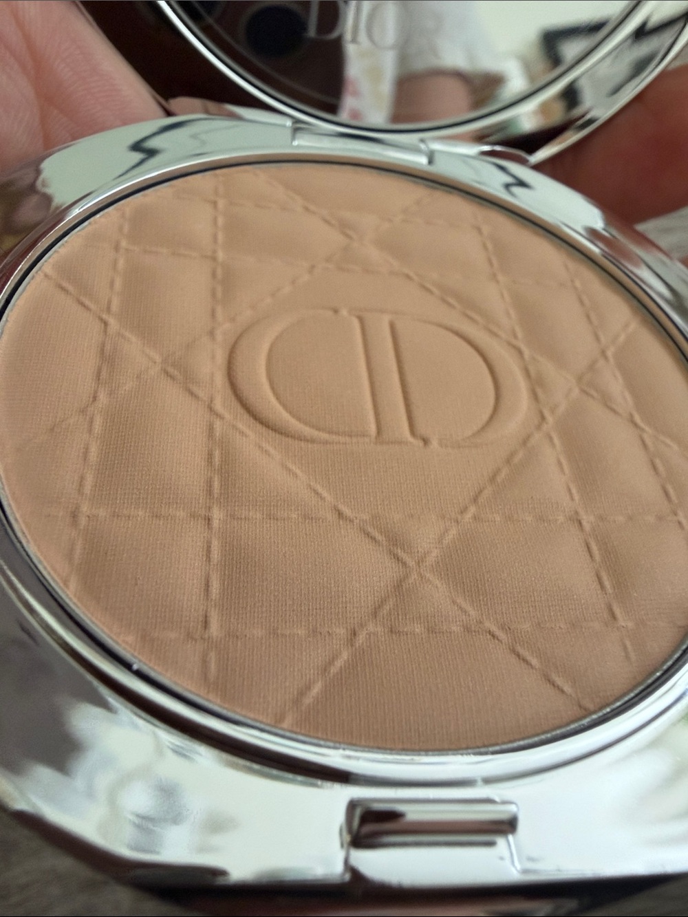 Dior Quilted Compact Case setting powder in Soft Beige with Silver CD Logo - Picture 3 of 7